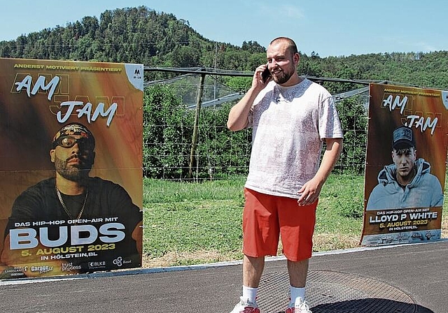 Immer am Organisieren: Elia Mahler, Präsident des Vereins «Anderst Motiviert», zwischen zwei Plakaten beim «Öpfelhüsli» in Hölstein.Foto: M. Schaffner