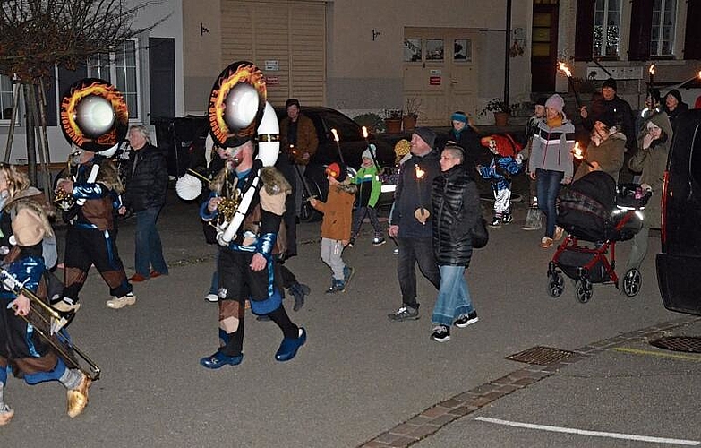 Von den schrillen Klängen der Guggen begleitet, ging es durch das Dorf.