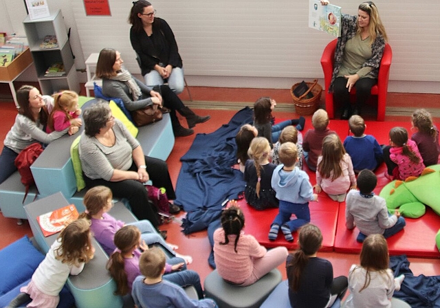 Gespannt lauschen die Kinder. Fotos: zVg

