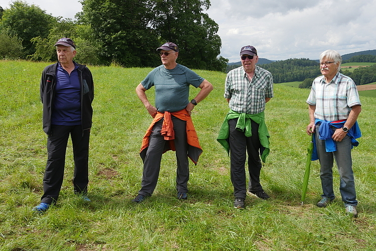 Gespanntes Warten der MiMo-Wanderer.Fotos: B. Eglin