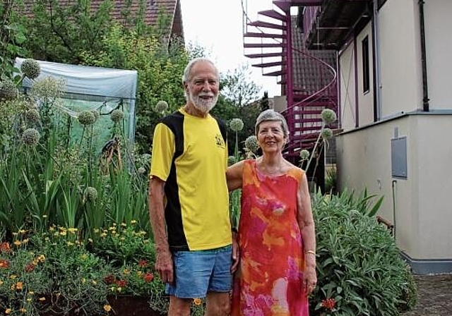 Giovanni und Monica Bonavia haben an ihrem Wohnhaus ein Kleinwindkraftwerk installiert. Foto: M. Schaffner