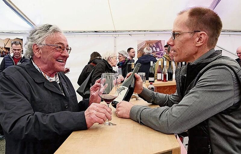 Thomas Engel erklärt Peter Corpataux den perfekten Merlot.