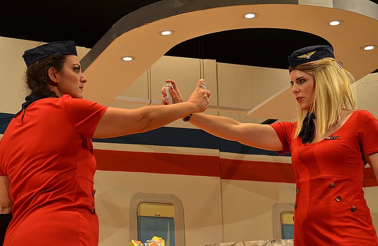 Veronica Maggiore als Flugbegleiterin und ihre Kollegin Yelena (Seraina Degen) werden zu Gegnerinnen.
