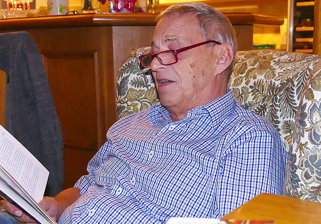 Hanspeter Gsell liesst seine eigenen Kurzgeschichten. Foto: B. Eglin