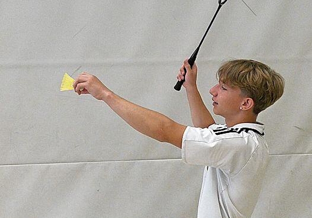 Ein Achtklässler beim Hallensport.