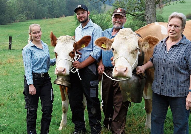 Die Simmentaler Reinzüchter vom Hof Unterer Dürrenberg (v.l.) Swiss Fleckvieh Galaxy, Justine und Kevin Vogel, Simmentalerkuh Irma, Urs und Heidi Zbinden-Moser.