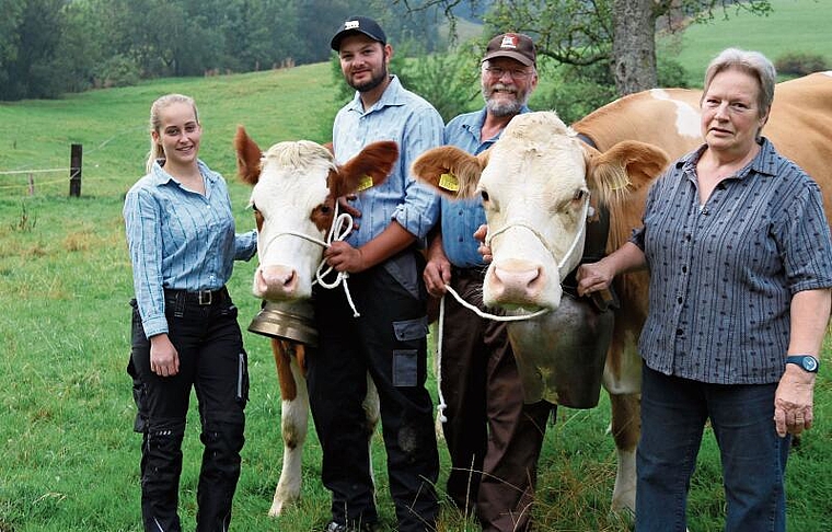 Die Simmentaler Reinzüchter vom Hof Unterer Dürrenberg (v.l.) Swiss Fleckvieh Galaxy, Justine und Kevin Vogel, Simmentalerkuh Irma, Urs und Heidi Zbinden-Moser.