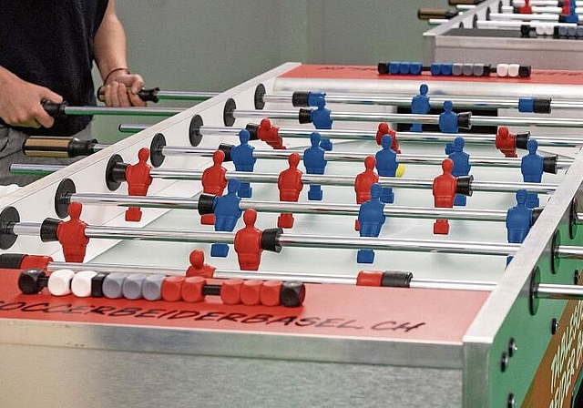 Zwei Hände und ein wenig Spass genügen für eine Partie Tischfussball. Foto: M. Herrmann