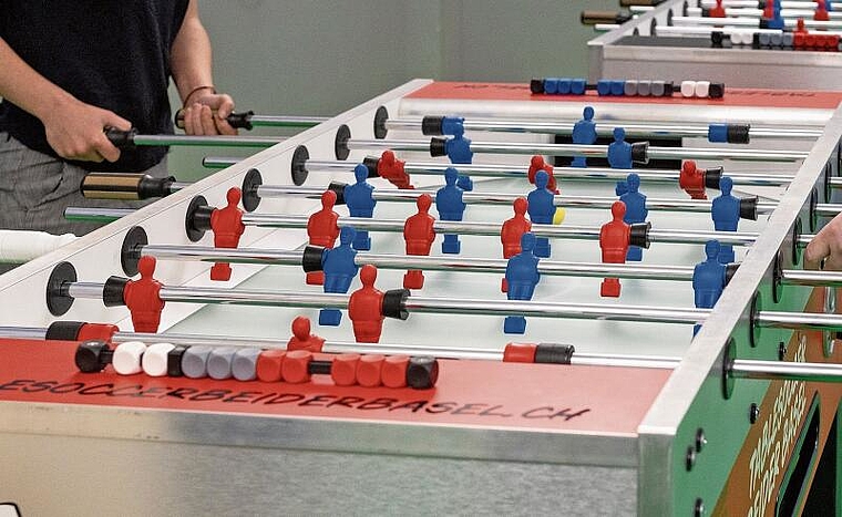 Zwei Hände und ein wenig Spass genügen für eine Partie Tischfussball. Foto: M. Herrmann