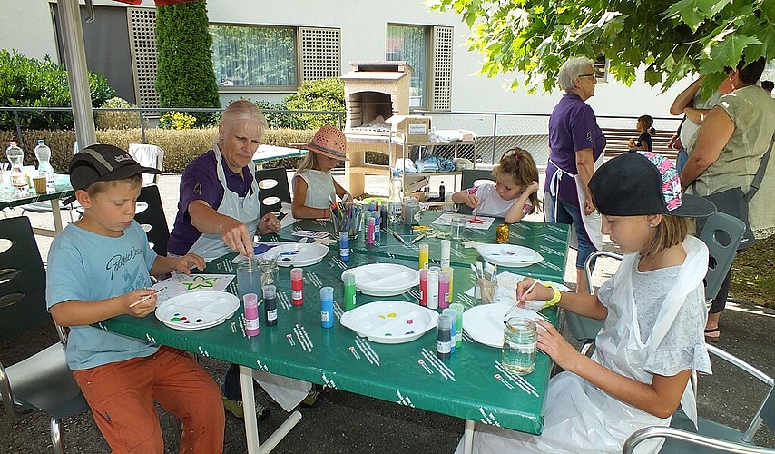 Dora Gysin, eine der vielen freiwilligen Helferinnen im APH, unterstützte die kleinen Besuchern beim Basteln.
