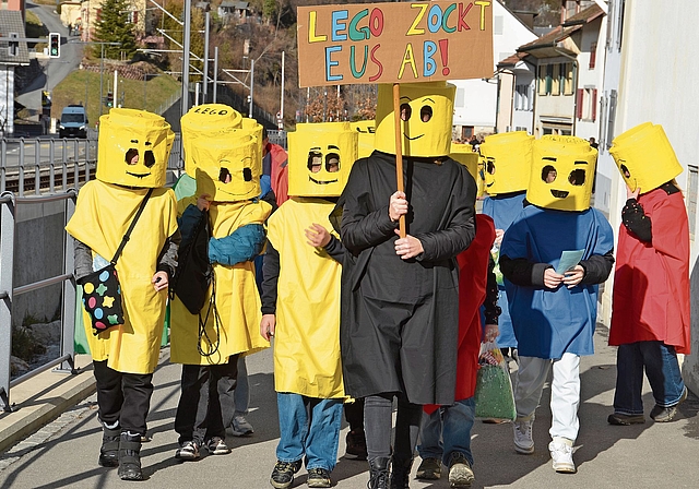 Die bunten Legosteine kritisierten die teuren Preise: «Lego zockt eus ab».