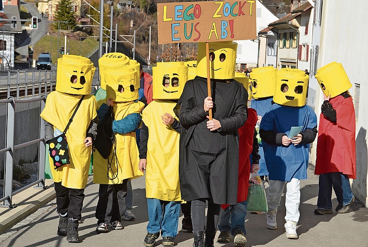 Die bunten Legosteine kritisierten die teuren Preise: «Lego zockt eus ab».
