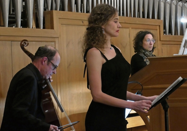 Brian Franklin an der Viola da gamba, Sopranistin Maria Krasnikova und an der Kirchenorgel Aurore Baal.  Fotos: Pier-Giuseppe Cacciatori