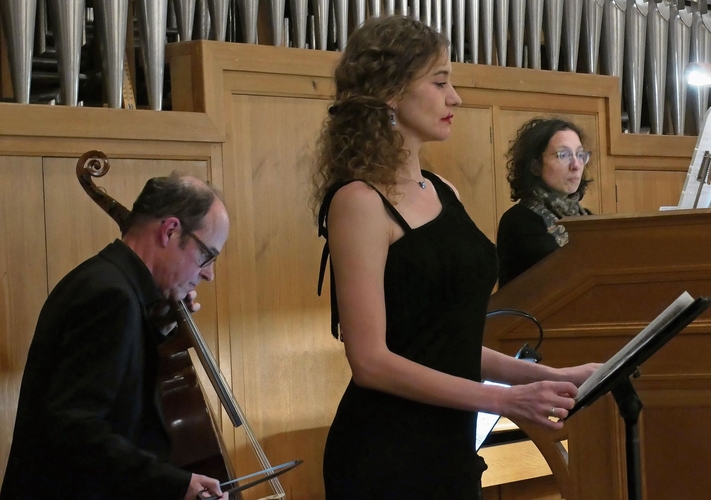 Brian Franklin an der Viola da gamba, Sopranistin Maria Krasnikova und an der Kirchenorgel Aurore Baal.  Fotos: Pier-Giuseppe Cacciatori