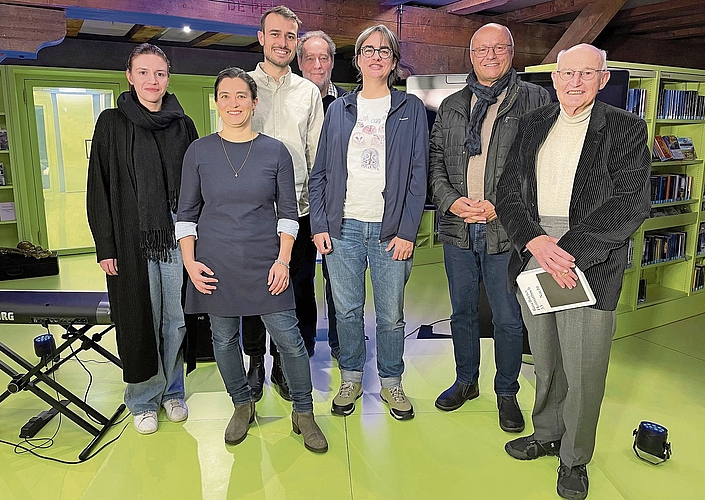 Einige der Autorinnen und Autoren des Baselbieter Heimatbuchs 35 an der Vernissage in der Kantonsbibliothek. Michèle Degen, Céline Martinez-Ernst, Jonathan Noack (Präsident Fachkommission Baselbieter Heimatbuch), Markus Meyer, Barbara Saladin, Linard Candreia und Thomas Schweizer (v. l.).  Foto: M. Stöcklin