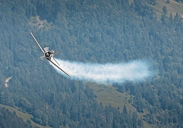 Die 19 Teilnehmer der Flugparade flogen in der Regel in weiten Schlaufen sechs Mal um den Gipfel des Stanserhorns.
