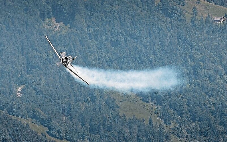 Die 19 Teilnehmer der Flugparade flogen in der Regel in weiten Schlaufen sechs Mal um den Gipfel des Stanserhorns.
