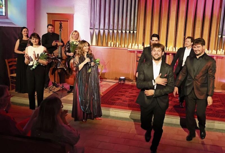 Brio Sonores mit Band und Anna Herbst (Mitte).