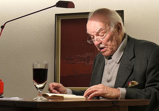 Das treue Publikum im voll besetzten Gemeindezentrum hing einmal mehr fasziniert an den Lippen von Charles Brauer anlässlich der traditionellen Neujahrslesung von Kultur Böckten. Foto: U. Handschin