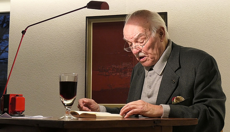 Das treue Publikum im voll besetzten Gemeindezentrum hing einmal mehr fasziniert an den Lippen von Charles Brauer anlässlich der traditionellen Neujahrslesung von Kultur Böckten. Foto: U. Handschin
