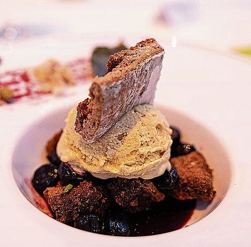 Das Dessert mit Glace aus Kirschholzspänen. Fotos: M. Herrmann
