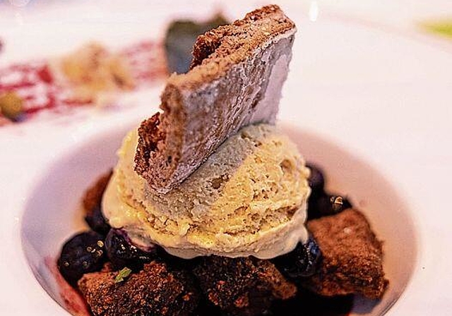 Das Dessert mit Glace aus Kirschholzspänen. Fotos: M. Herrmann
