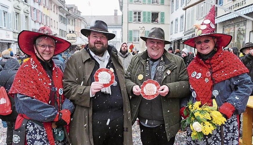 Komitee-Präsident Martin Klaus mit Vize Claudio Scialdone, flankiert von ihren Hexen.