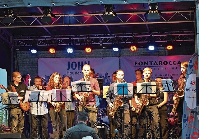 Die etwa 20-köpfige RMS-Band überraschte mit einschlägigen Performances
         
         
            auf hohem Niveau. Fotos: S. van Riemsdijk