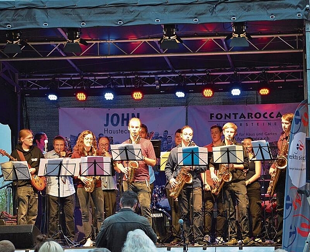 Die etwa 20-köpfige RMS-Band überraschte mit einschlägigen Performances
         
         
            auf hohem Niveau. Fotos: S. van Riemsdijk