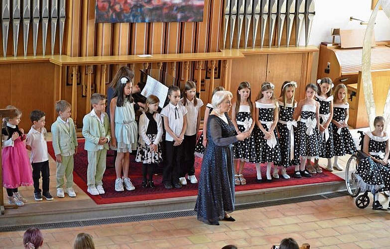 Am Schluss des Konzerts sangen die Kinder unter dem Dirigat von Anna Herbst gemeinsam den Song «Do-Re-Mi» aus dem Musical «The Sound of Music». Fotos: S. van Riemsdijk