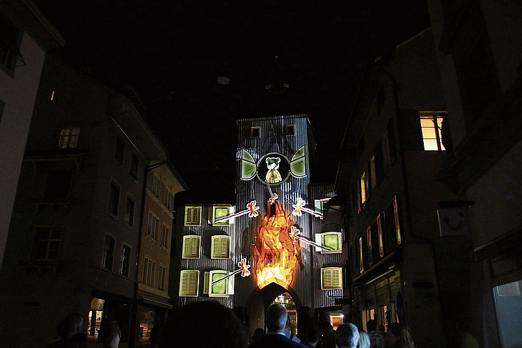 Wie echt: projizierte Chienbäse-Flammen. Wie echt: projizierte Chienbäse-Flammen.
