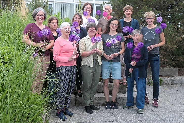 Die stolzen Workshop-Teilnehmerinnen mit ihren Kunstwerken. Fotos: U. Handschin Die stolzen Workshop-Teilnehmerinnen mit ihren Kunstwerken. Fotos: U. Handschin