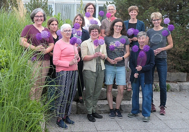 Die stolzen Workshop-Teilnehmerinnen mit ihren Kunstwerken. Fotos: U. Handschin