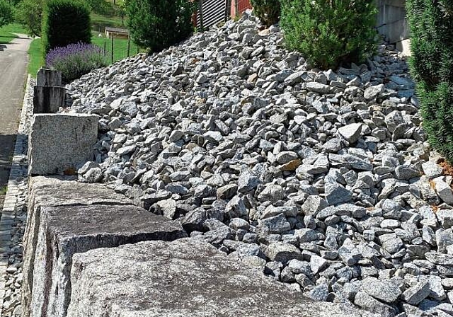 Solche «Steingärten» sollen in Bubendorf inskünftig nicht mehr zulässig sein. Das Reglement bedarf allerdings noch der Zustimmung durch den Regierungsrat.Foto: W. Wenger