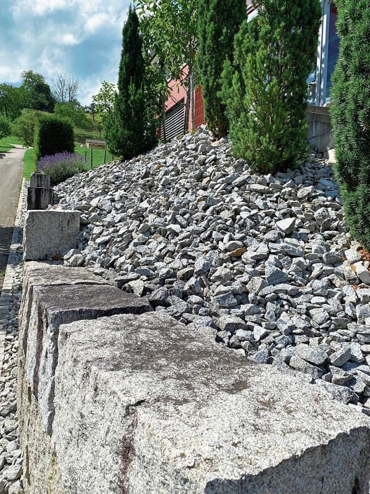 Solche «Steingärten» sollen in Bubendorf inskünftig nicht mehr zulässig sein. Das Reglement bedarf allerdings noch der Zustimmung durch den Regierungsrat.Foto: W. Wenger
