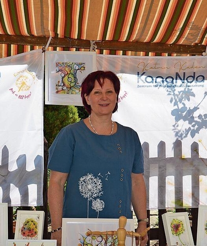KMUW-Vorstandsmitglied Katrin Kadern präsentiert ihre Aquarellbilder.