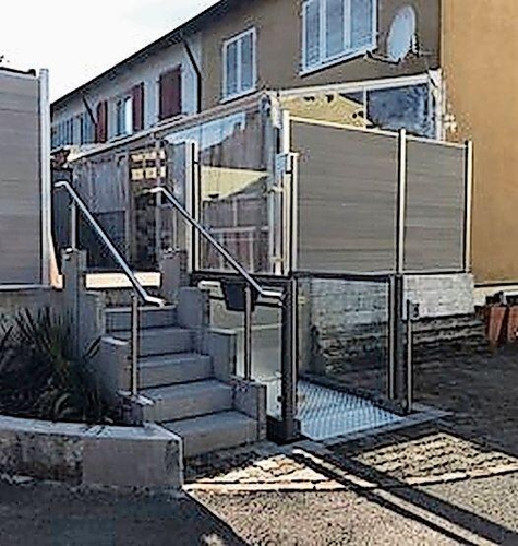 Mit einer Hebebühne kann die Treppe im Garten  überwunden werden.
