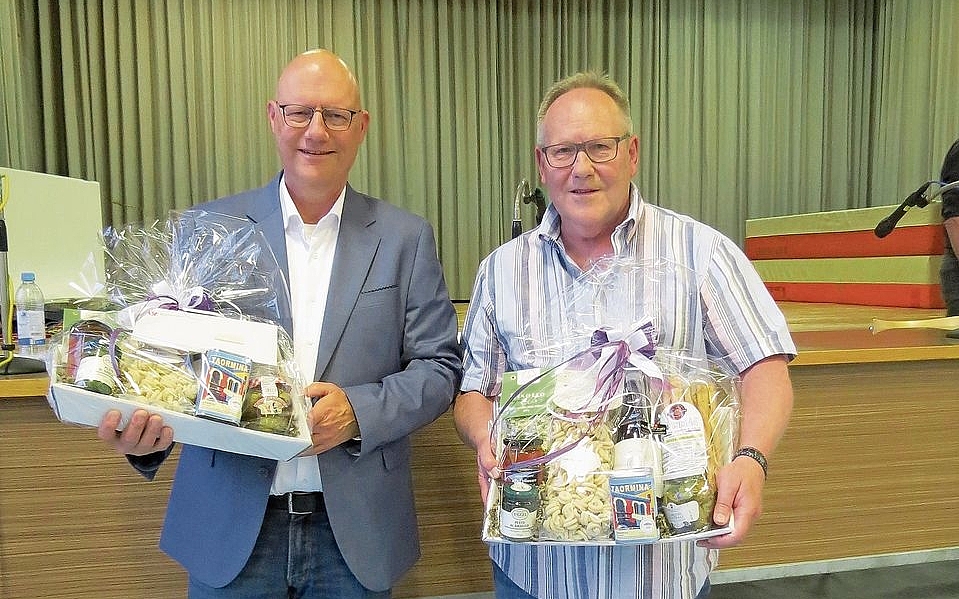 Die Gemeinderäte Stephan Marti (l.) und Robert Bösiger wurden mit einem Geschenk verabschiedet. Fotos: S. van Riemsdijk Die Gemeinderäte Stephan Marti (l.) und Robert Bösiger wurden mit einem Geschenk verabschiedet. Fotos: S. van Riemsdijk