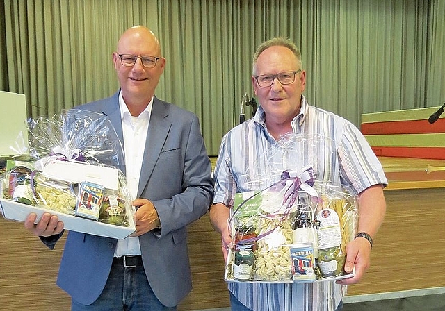 Die Gemeinderäte Stephan Marti (l.) und Robert Bösiger wurden mit einem Geschenk verabschiedet. Fotos: S. van Riemsdijk