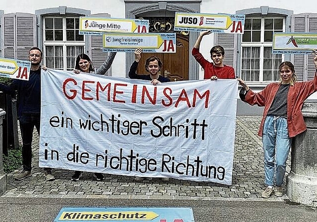 Werben fürs CO2-Gesetz: Roberto Hotz, Präsident JEVP beider Basel; Marie-Caroline Messerli, Präsidentin Junge Mitte BL; Lucio Sansano, Präsident Jungfreisinnige BL; Joel Jansen, Vizepräsident Juso BL; Anouk Feurer, Co-Präsidentin JGB (v. l.). F