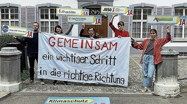 Werben fürs CO2-Gesetz: Roberto Hotz, Präsident JEVP beider Basel; Marie-Caroline Messerli, Präsidentin Junge Mitte BL; Lucio Sansano, Präsident Jungfreisinnige BL; Joel Jansen, Vizepräsident Juso BL; Anouk Feurer, Co-Präsidentin JGB (v. l.). F