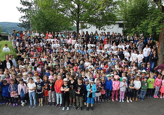 Kinder vom Kindergarten bis zur 6. Primarschule haben zusammen mit den Lehrkräften, Mitarbeitern und Besuchern gefeiert.
