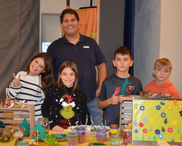 Die Primarschülerinnen und Primarschüler präsentierten mit ihrem Lehrer ihre Kunstwerke zugunsten der Klassenkasse. Die Primarschülerinnen und Primarschüler präsentierten mit ihrem Lehrer ihre Kunstwerke zugunsten der Klassenkasse.