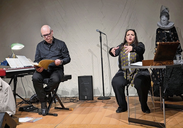 Theatralisch erzählt Nicole Knuth über die Zeiten, wo Schauspieler nichts zu schauspielern haben, Roman Wyss studiert Noten und interessiert sich nicht so für die Ausschweifungen der Schauspielerin (das gilt natürlich nur für dieses Bühnenstüc