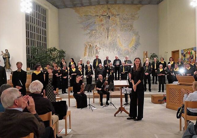 Die Konzertierenden und die Dirigentin Claudia Waldmeier freuen sich über den wohlverdienten Applaus. Fotos: U. Handschin