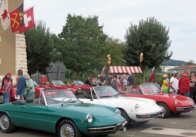 Auf dem Schulhausplatz drei Alfa Romeos in den italienischen Farben. 