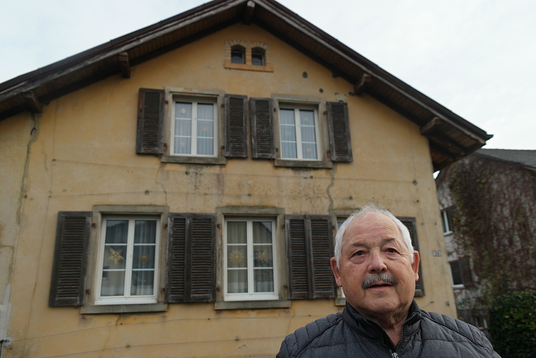 Franz Stohler vor dem Posamenterhaus an der Lupsingerstrasse 26. Foto: E. Gysin