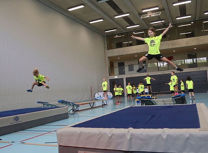 Die Kinder studierten Trampolin-Shows ein.
