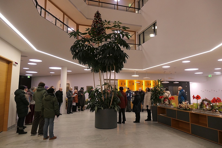 Nach dem frühmorgendlichen Spaziergang mit Weihnachtsliedern endet der Rundgang im Alters- und Pflegeheim zum Eibach.Foto: U. Handschin