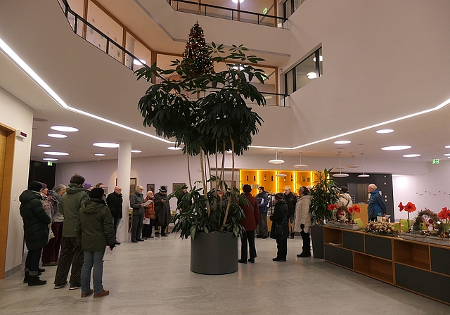 Nach dem frühmorgendlichen Spaziergang mit Weihnachtsliedern endet der Rundgang im Alters- und Pflegeheim zum Eibach.Foto: U. Handschin